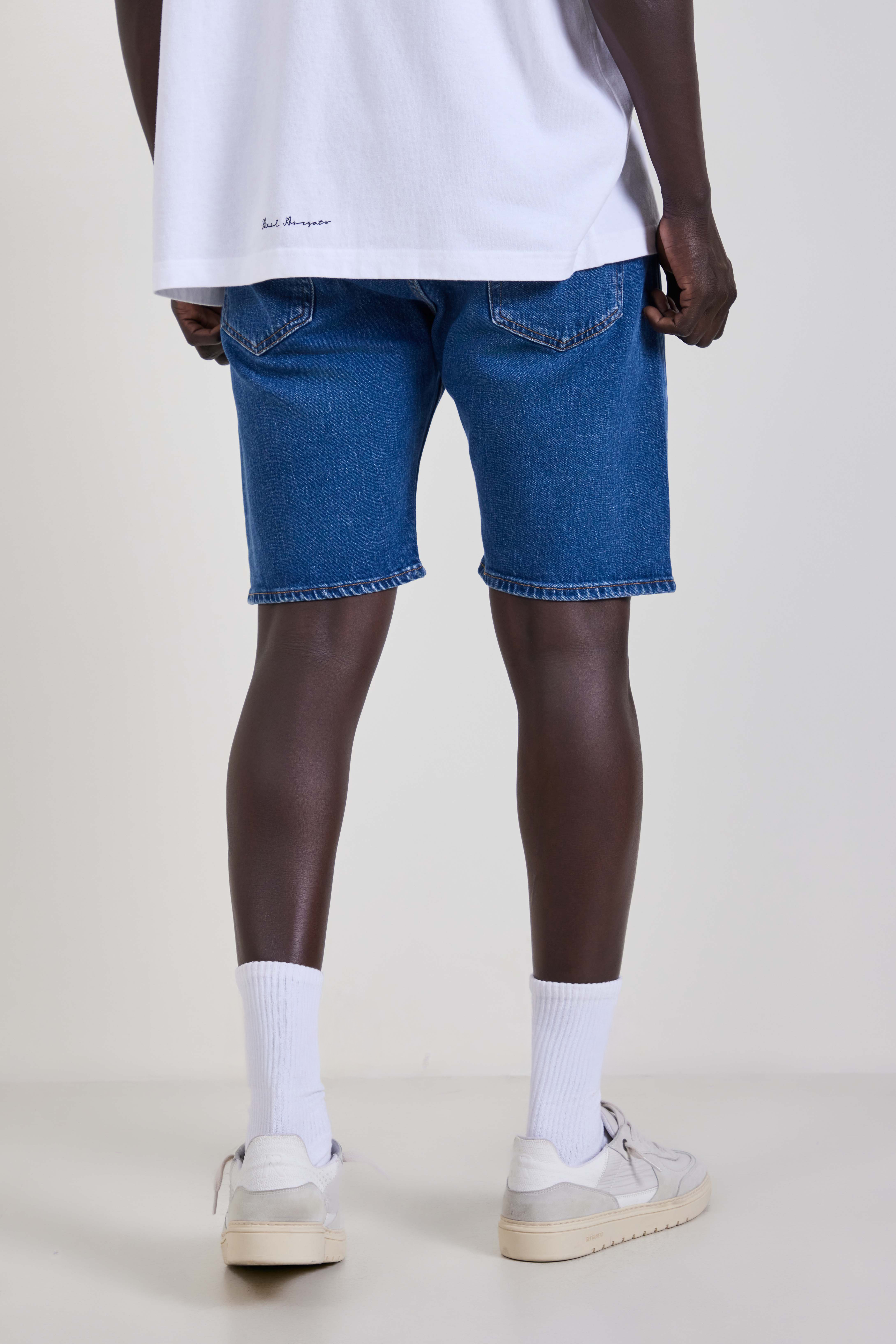 תמונת דוגמן אחורית של מכנסי ג'ינס קצרים 501