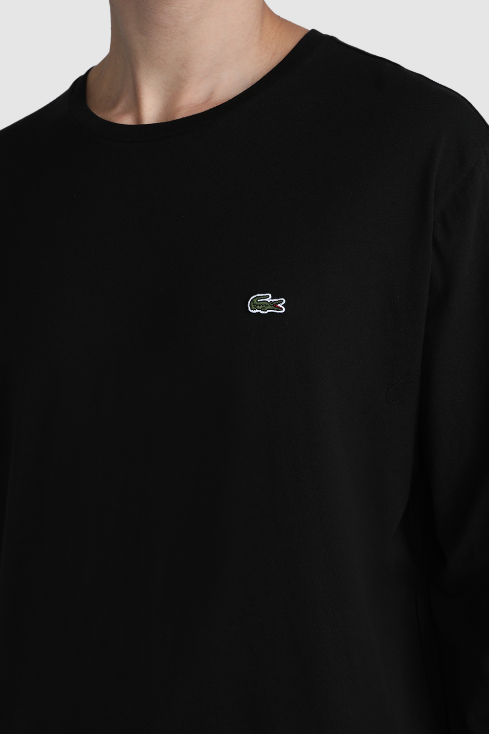 תמונת תקריב דוגמן של חולצת טי עם שרוולים ארוכים