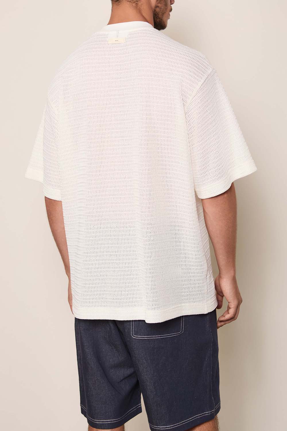 תמונת דוגמן אחורית של חולצת טי