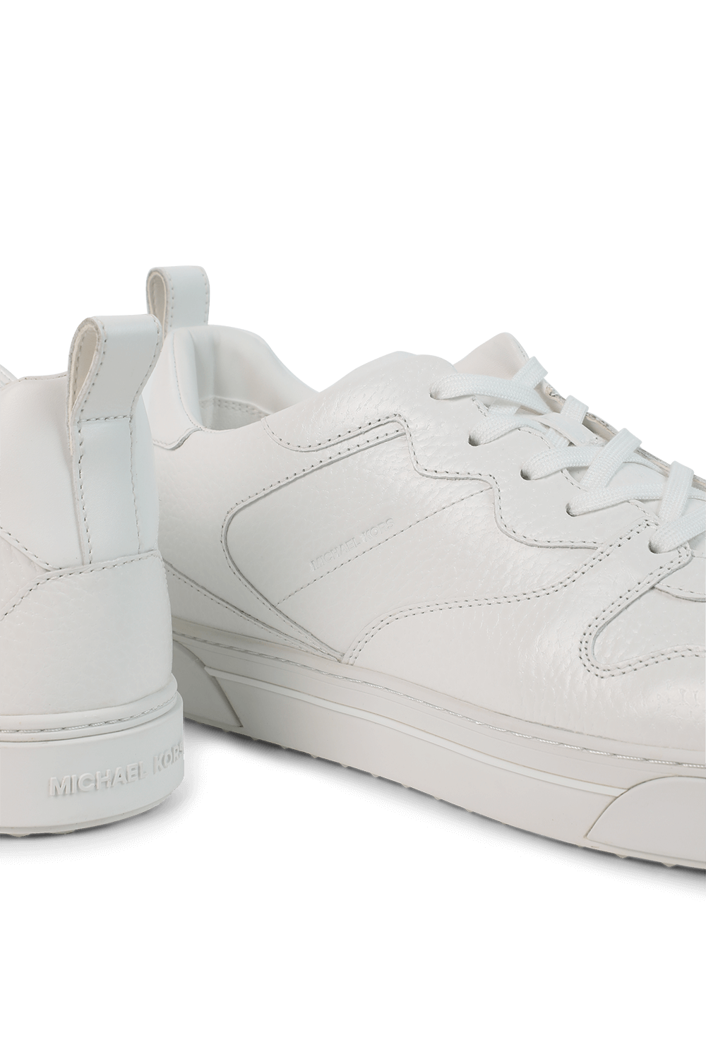 תמונת תקריב של נעלי סניקרס בקסטר מעור