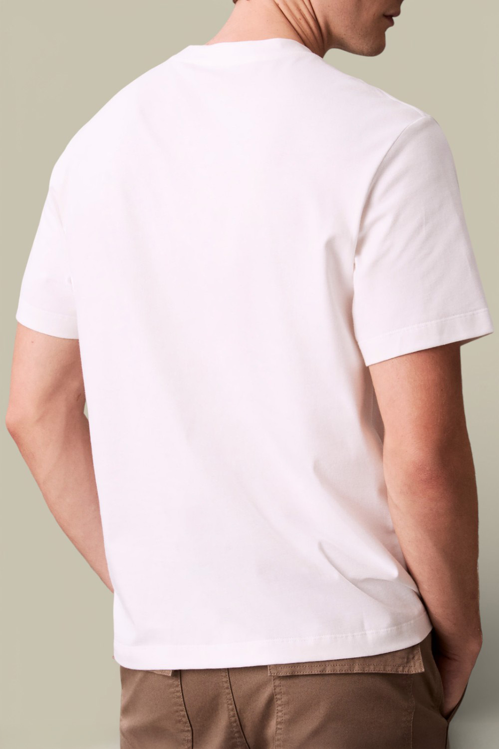 תמונת דוגמן אחורית של חולצת טי