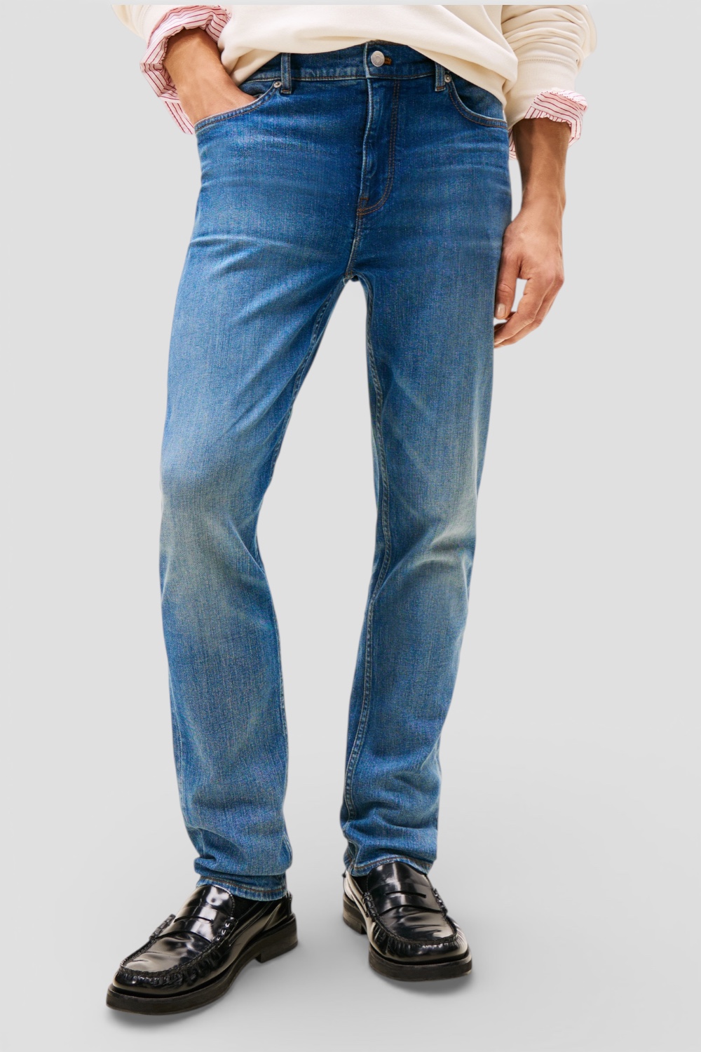 תמונת דוגמן קידמית של מכנסי ג'ינס בגזרת סלים