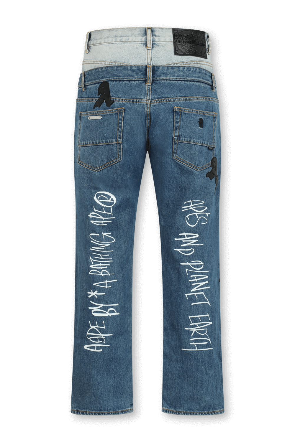 תמונה אחורית של מכנסי ג'ינס כחולים במראה כפול עם הדפס כתב יד