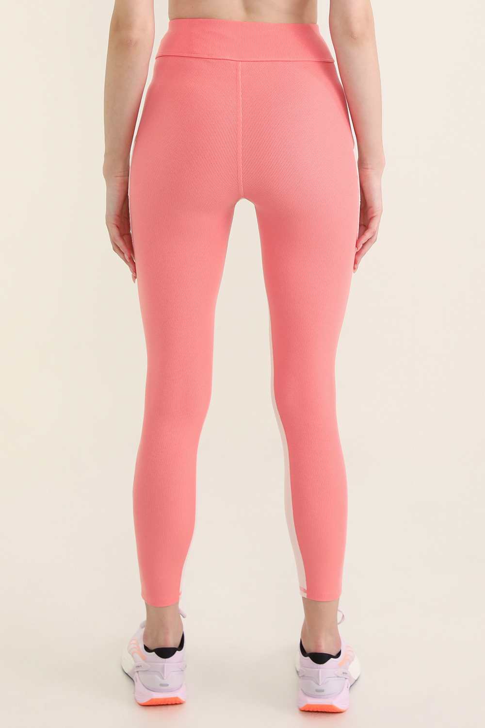 תמונת דוגמן אחורית של טייץ פומה X מגי