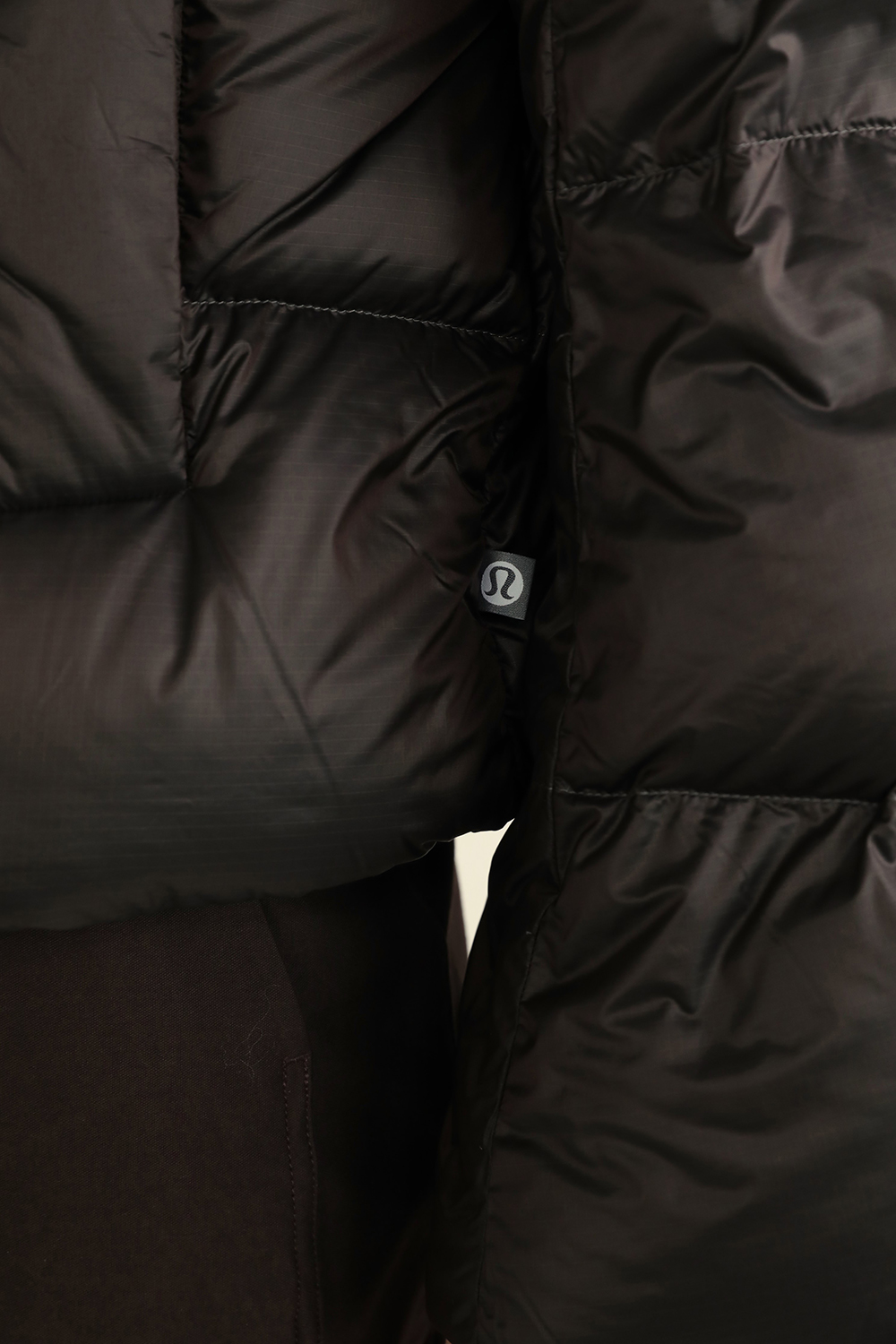 תמונת תקריב דוגמן של Down-Filled Puffer Jacket