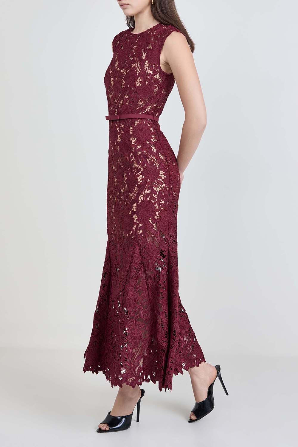 תמונת דוגמן קידמית של שמלת מידי צמודה