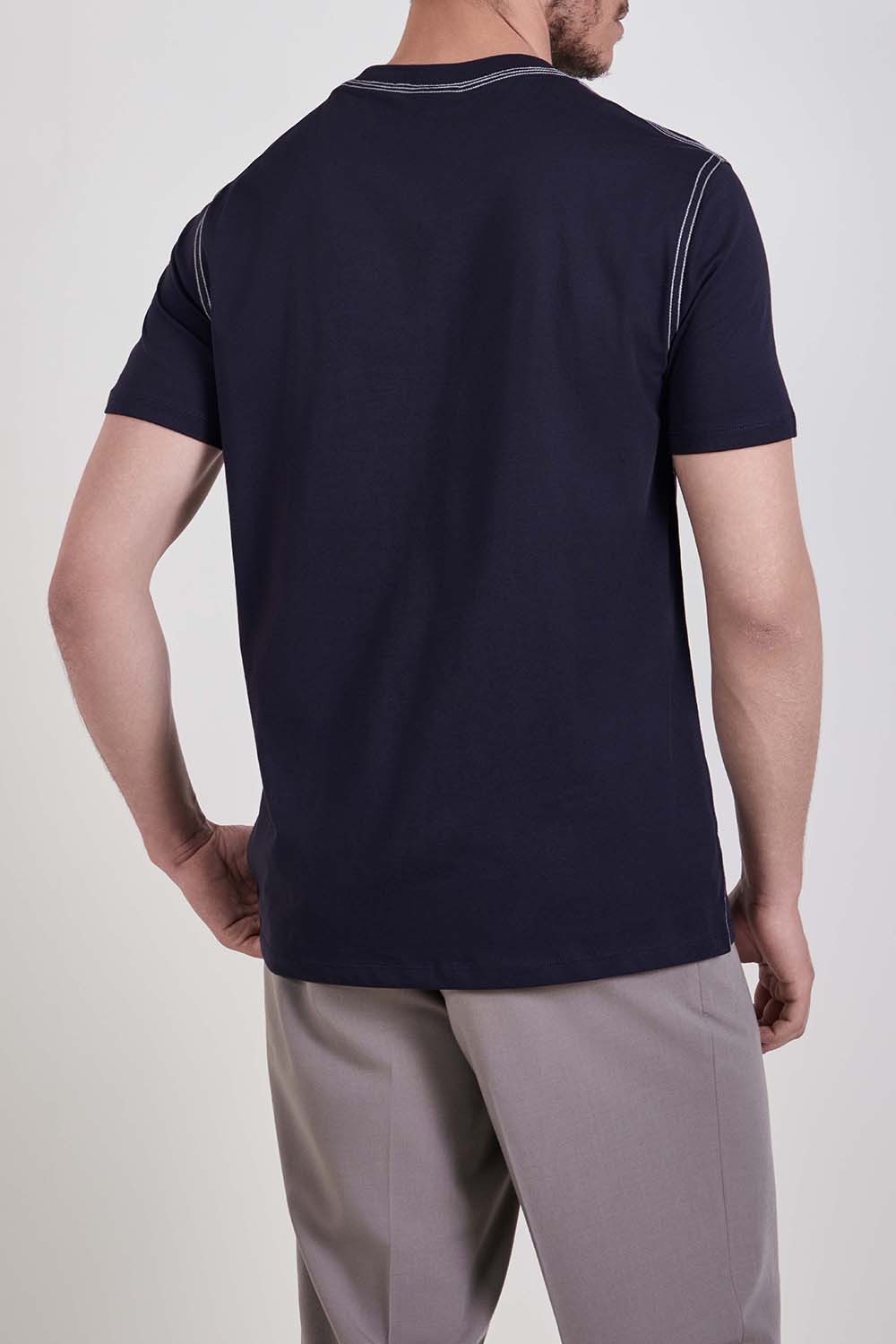 תמונת דוגמן אחורית של חולצת טי בגזרת סלים