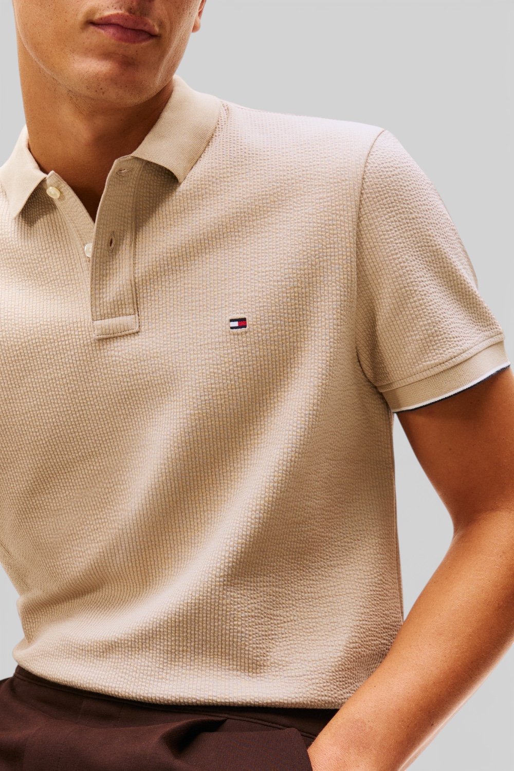 תמונת תקריב דוגמן של חולצת פולו