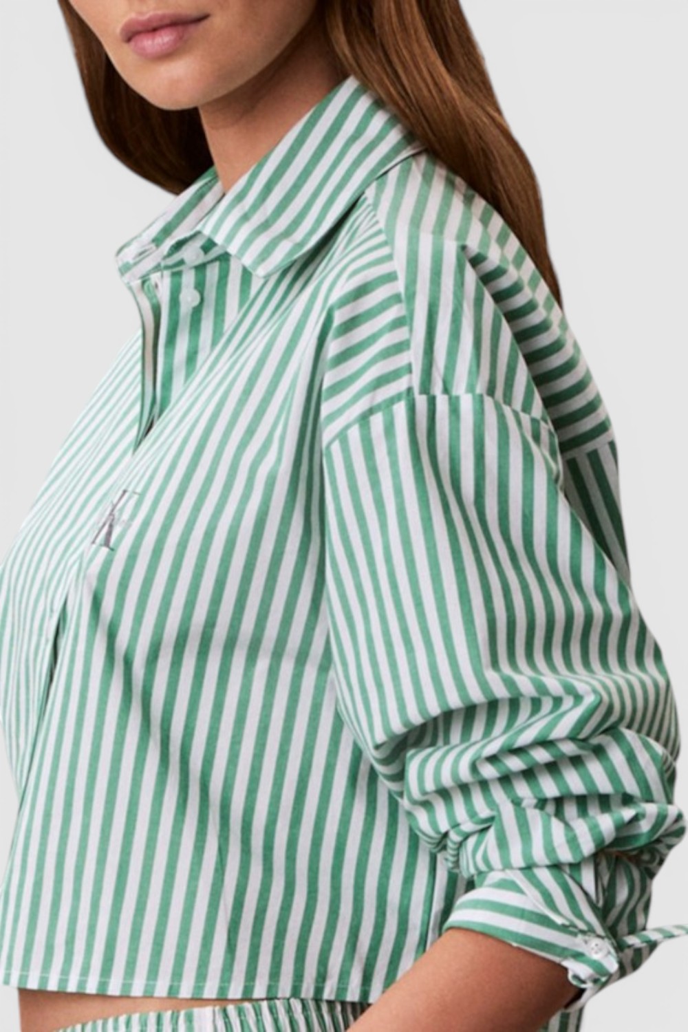 תמונת תקריב דוגמן של חולצה מכופתרת קרופ