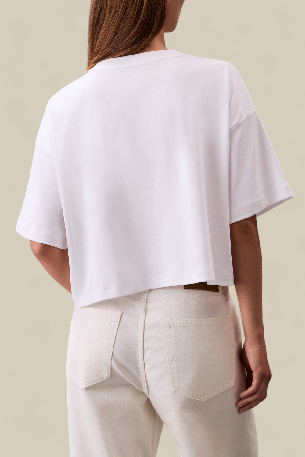 תמונת דוגמן אחורית של חולצת טי קרופ