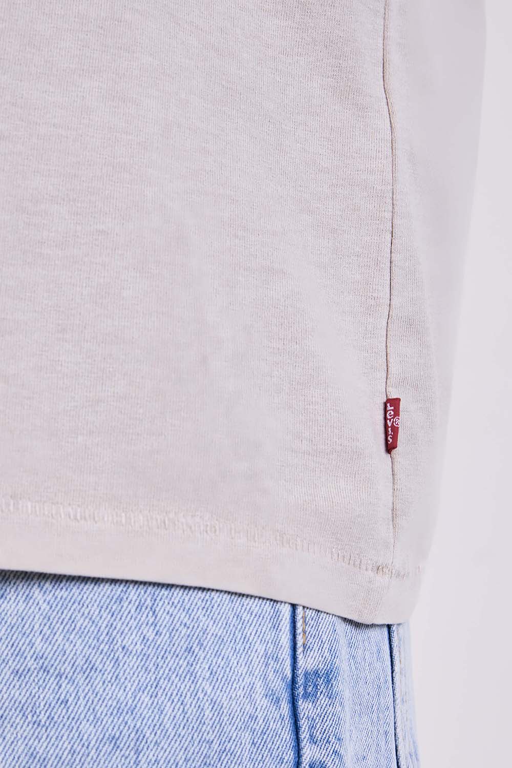 תמונת תקריב דוגמן של חולצת טי