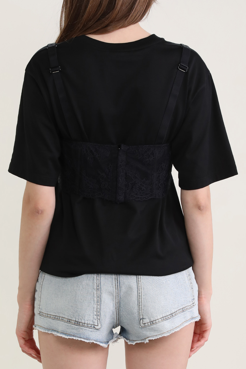 תמונת דוגמן אחורית של חולצת טי אוברסייז עם טופ ברלט תחרה