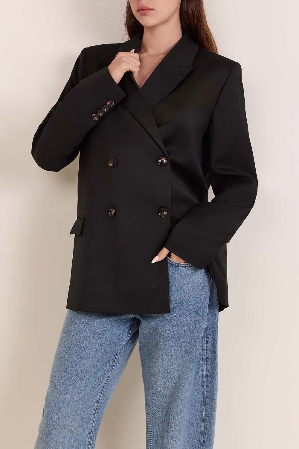 תמונת דוגמן קידמית של בלייזר בגזרה משוחררת