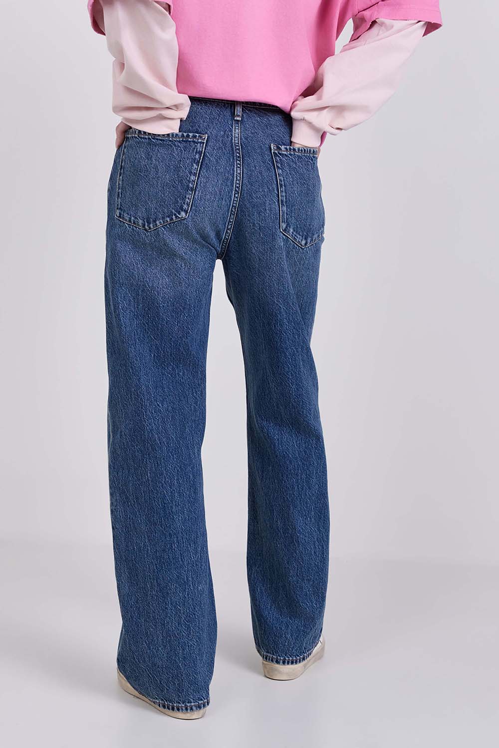 תמונת דוגמן אחורית של מכנסי ג'ינס בגזרה משוחררת