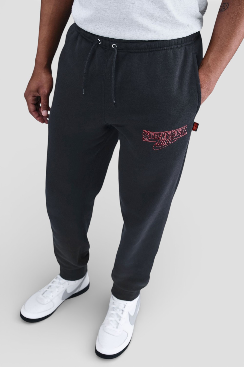 תמונת דוגמן קידמית של מכנסי ג'וגר נייקי X דברים מוזרים