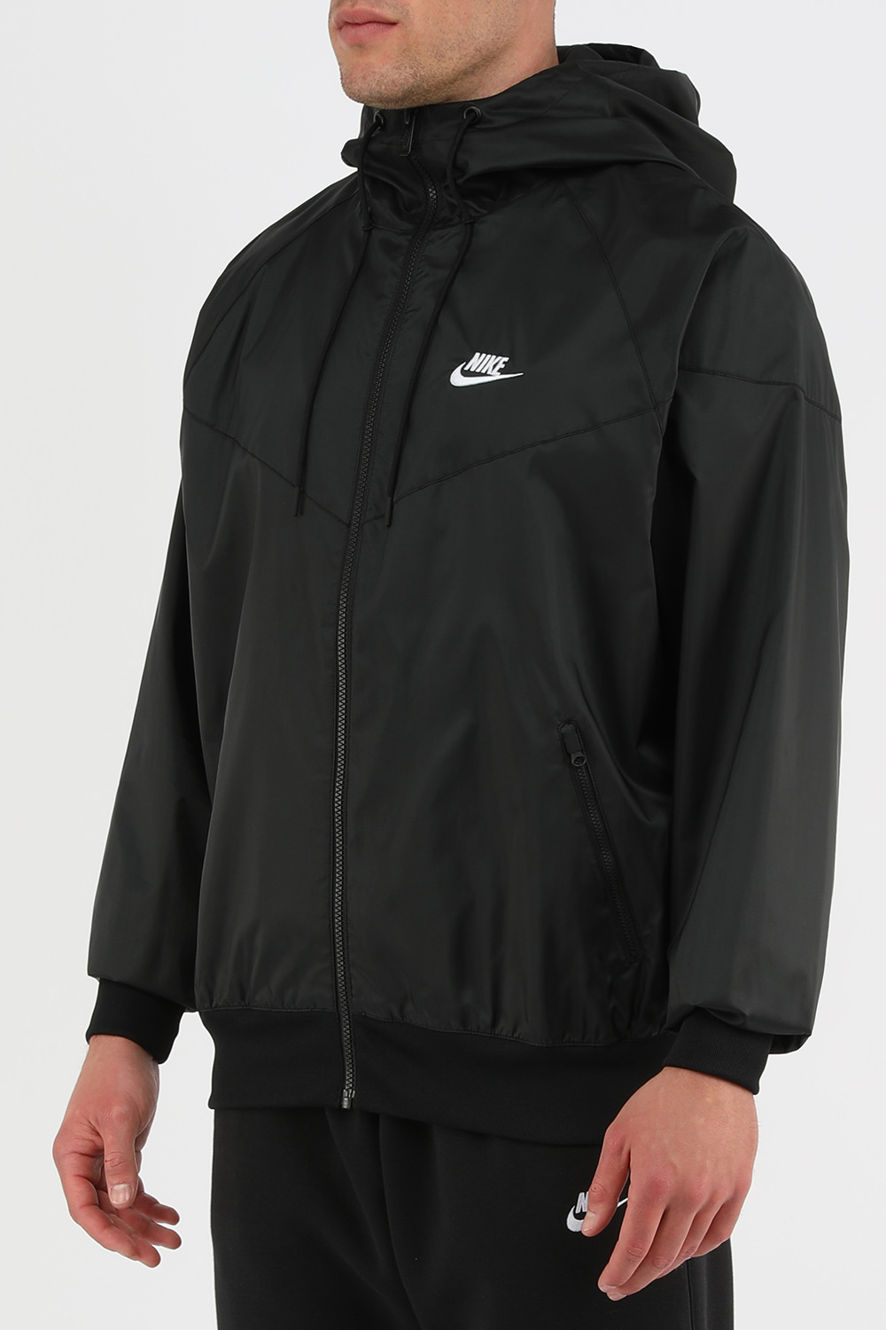 תמונת דוגמן קידמית של מעיל רוח שחור מרוכסן עם לוגו צידי