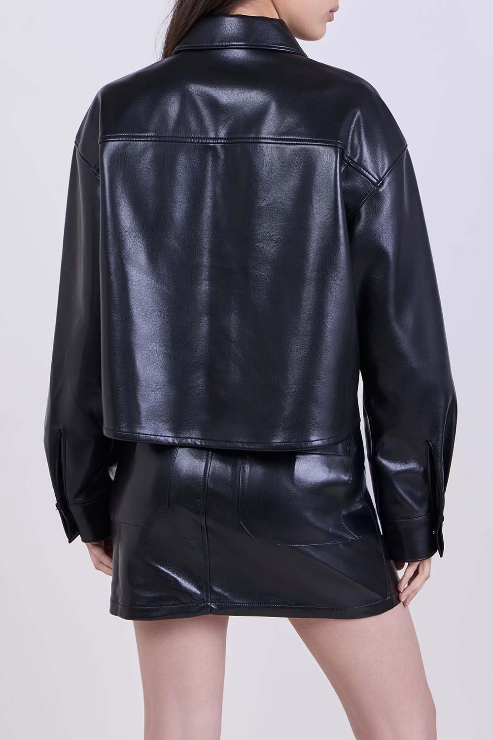 תמונת דוגמן אחורית של חולצת קרופ