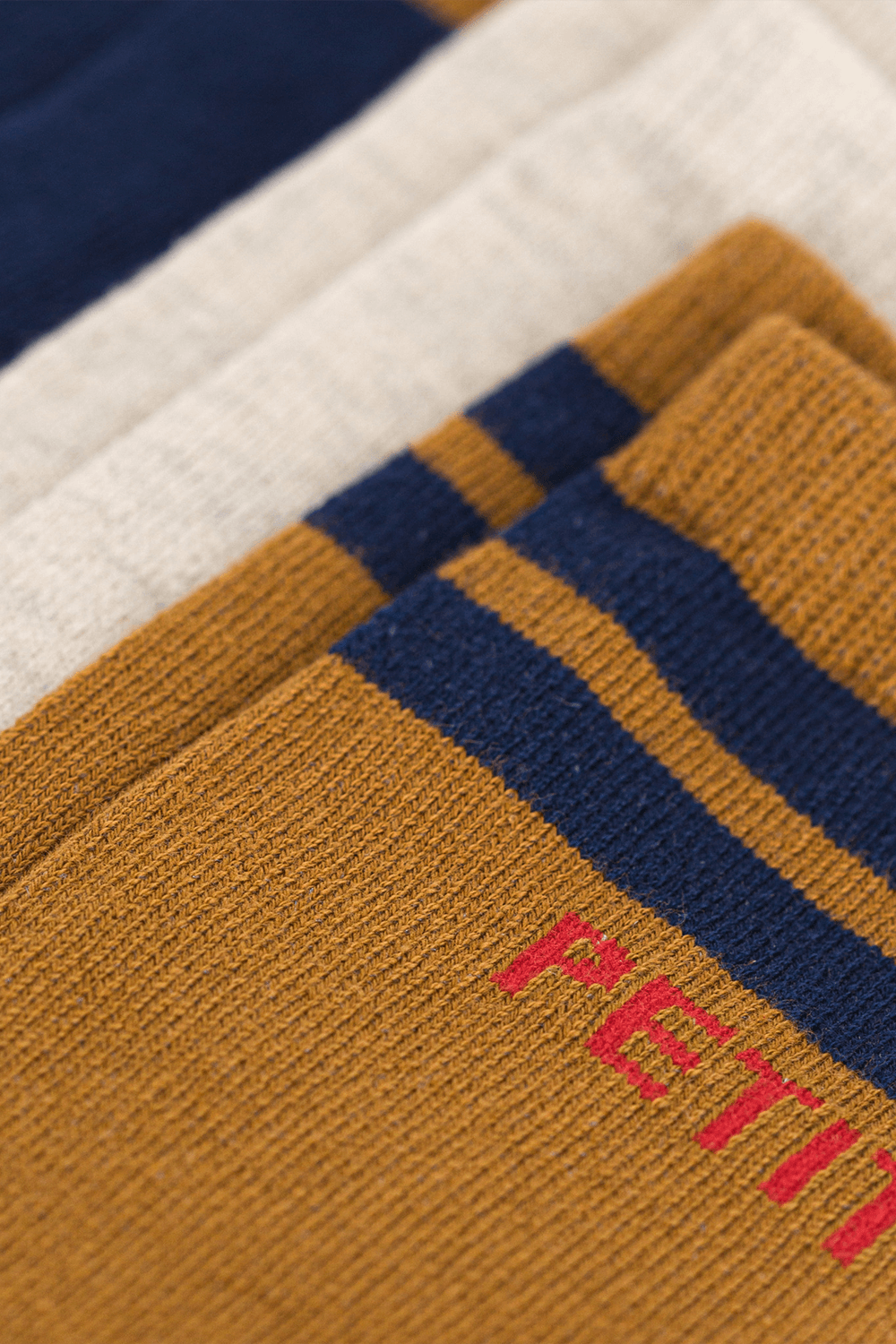 תמונה אחורית של שלושה גרביים - גילאי 4-14 שנים