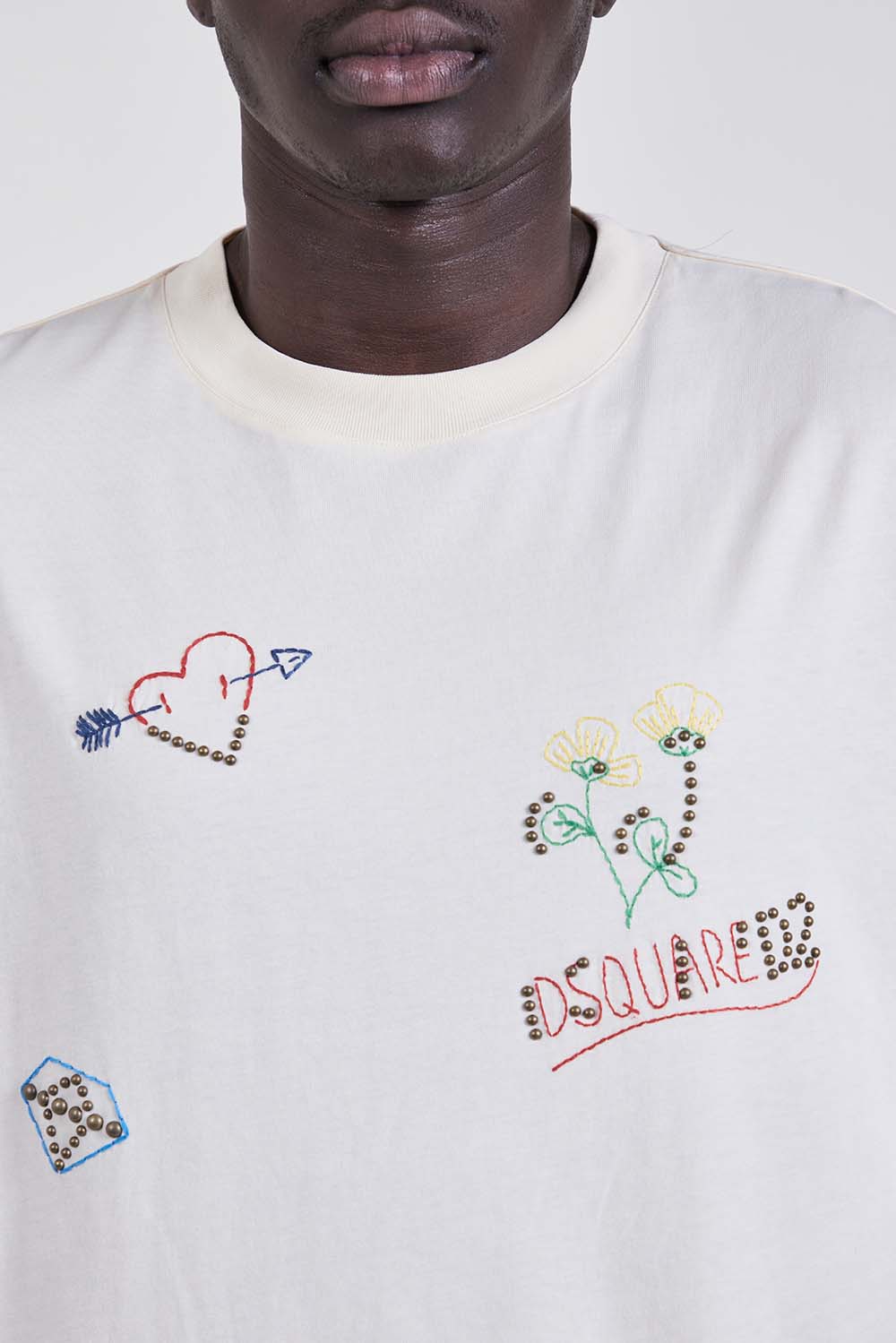 תמונת תקריב דוגמן של חולצת טי בגזרת אוברסייז