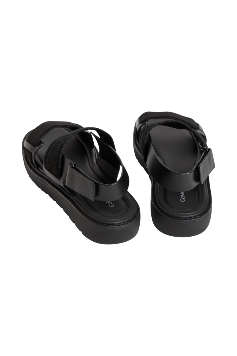 תמונת תקריב של סנדלים