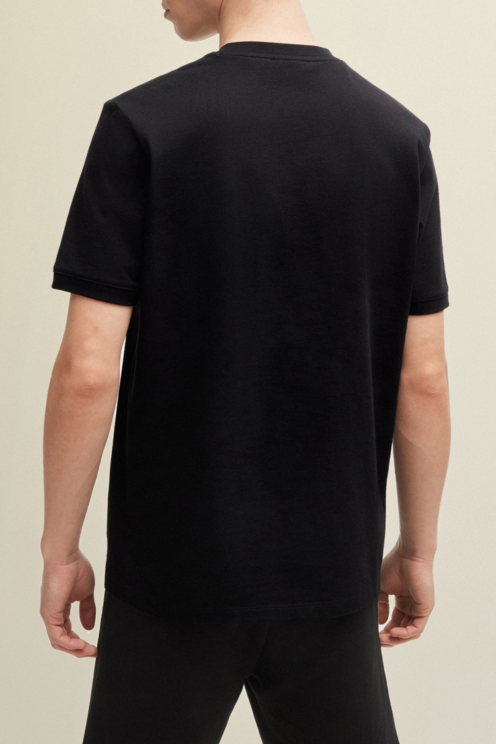 תמונת דוגמן אחורית של חולצת טי