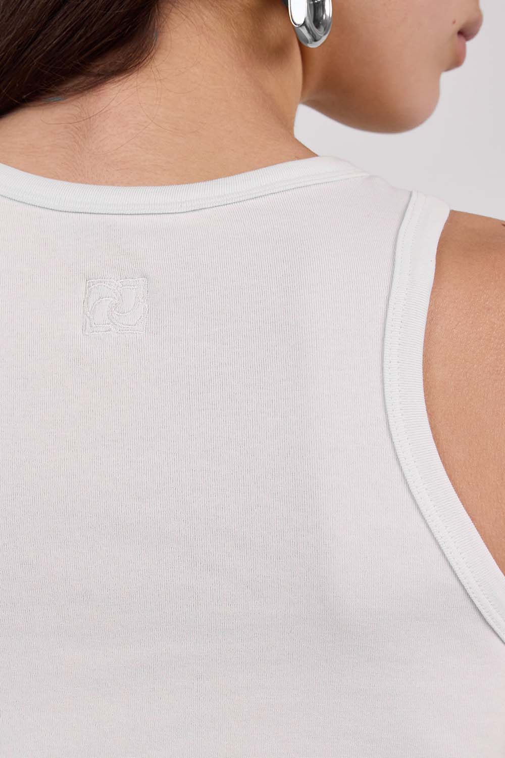 תמונת תקריב דוגמן של גופיית קשר