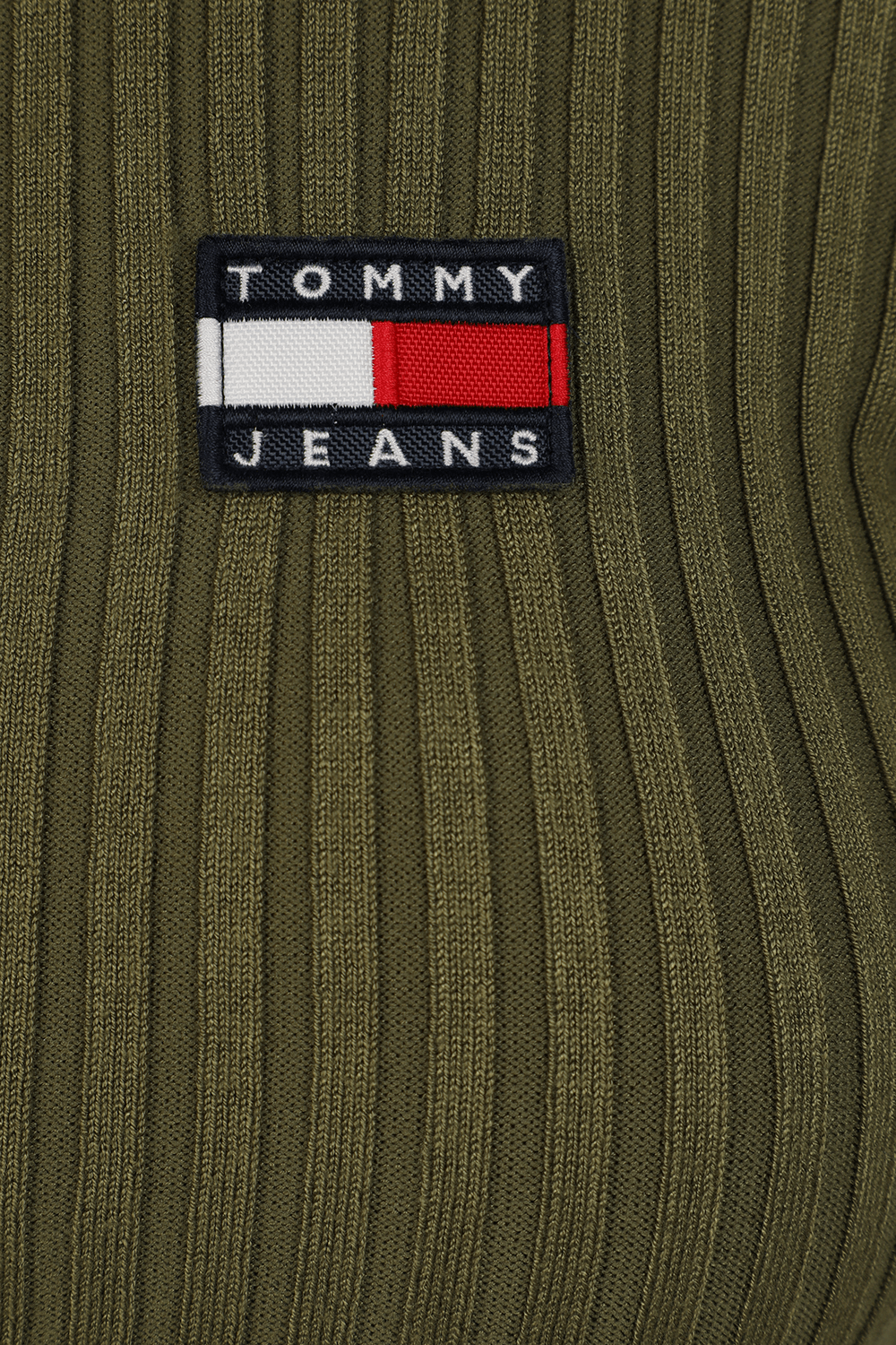 תמונה אחורית של סוודר בסריגת ריב עם רוכסן בצבע ירוק