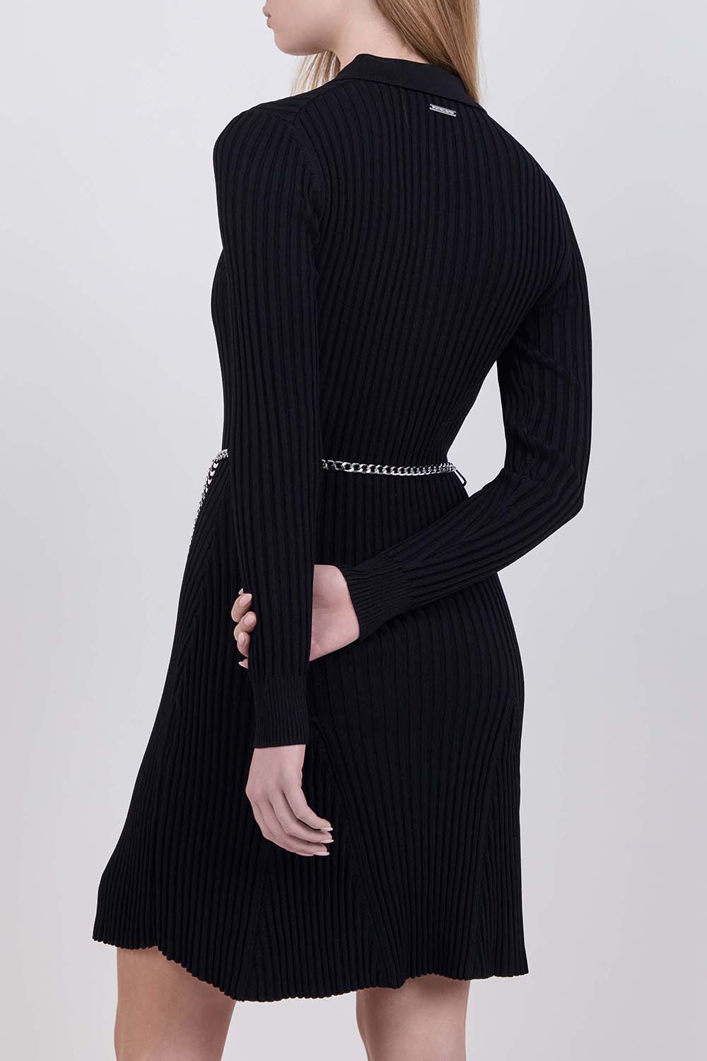 תמונת דוגמן אחורית של שמלת מיני צמודה