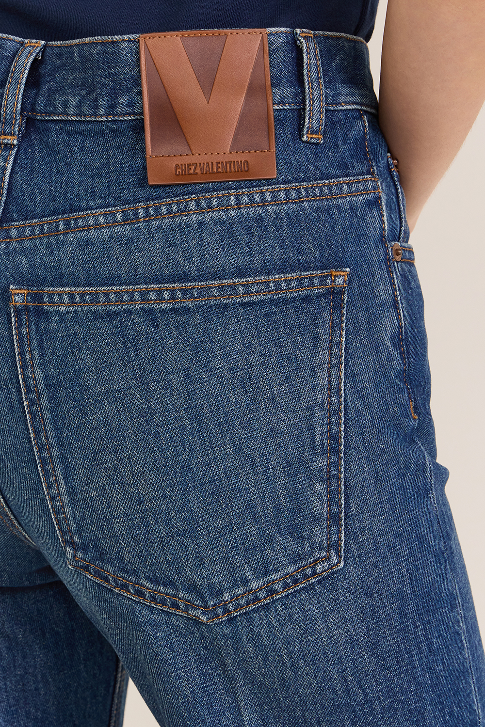 תמונת תקריב דוגמן של מכנסי ג`ינס עם רקמה בגזרה ישרה