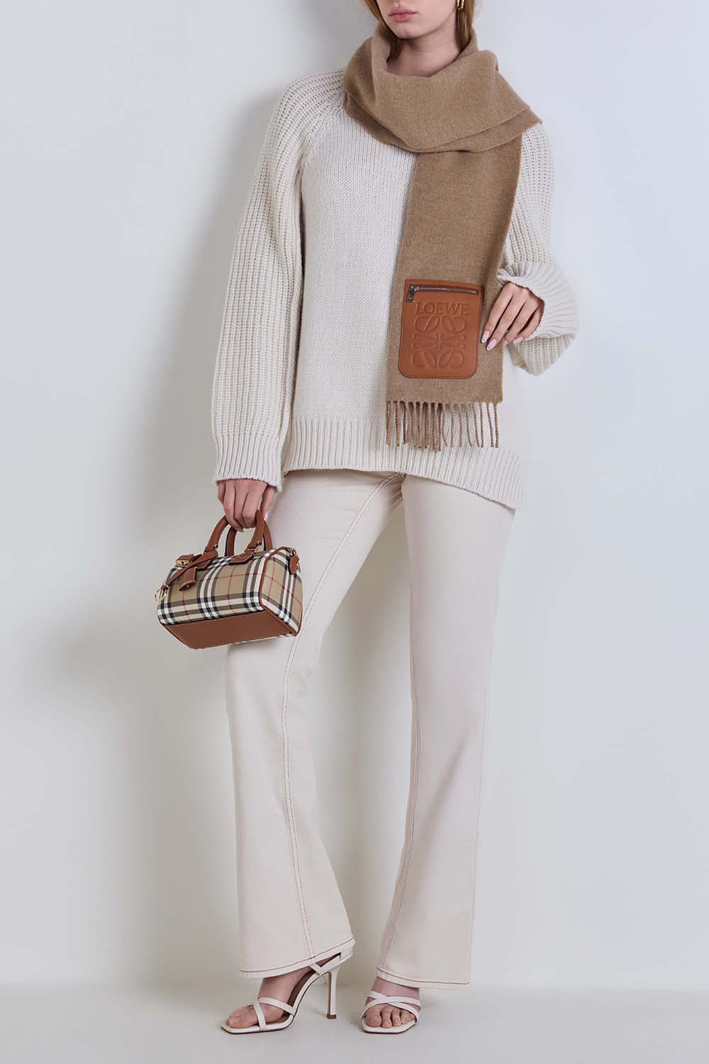 תמונת דוגמן קידמית של צעיף צמר עם כיס