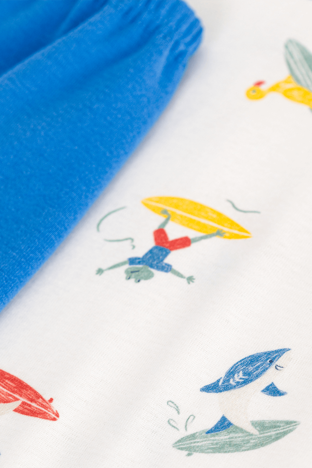 תמונת תקריב של סט פיג'מה מכנסיים וחולצה - גילאי 6-12 שנים