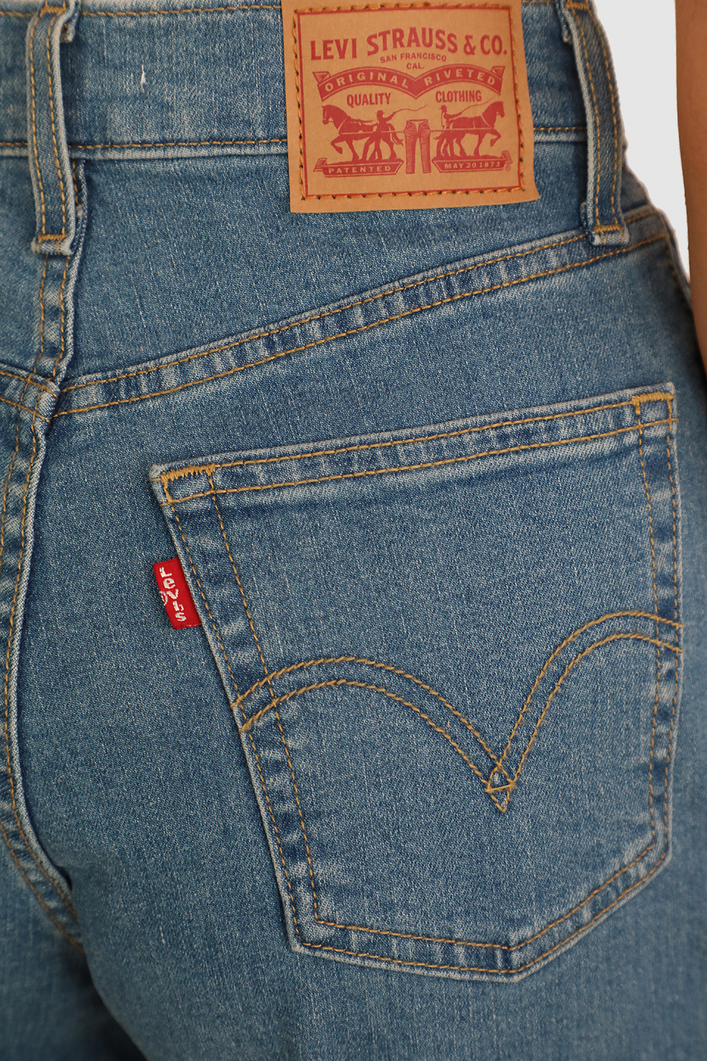 תמונת תקריב דוגמן של מכנסי ג'ינס טאפר בגזרה גבוהה