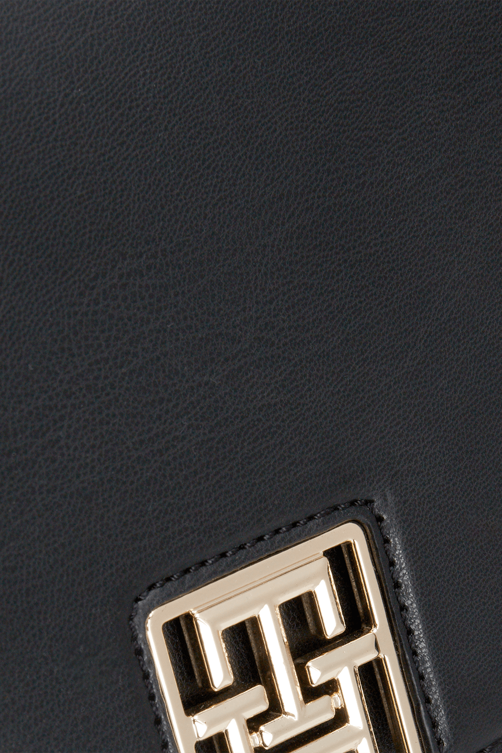 תמונה אחורית של תיק כתף