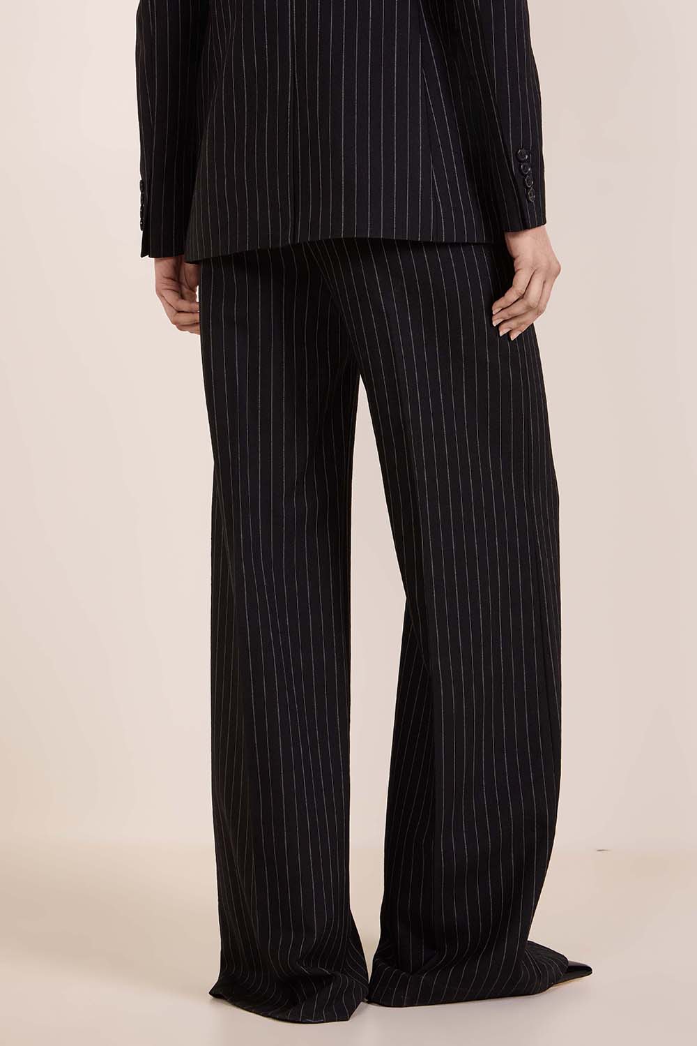 תמונת דוגמן אחורית של מכנסיים מחויטים בגזרה גבוהה