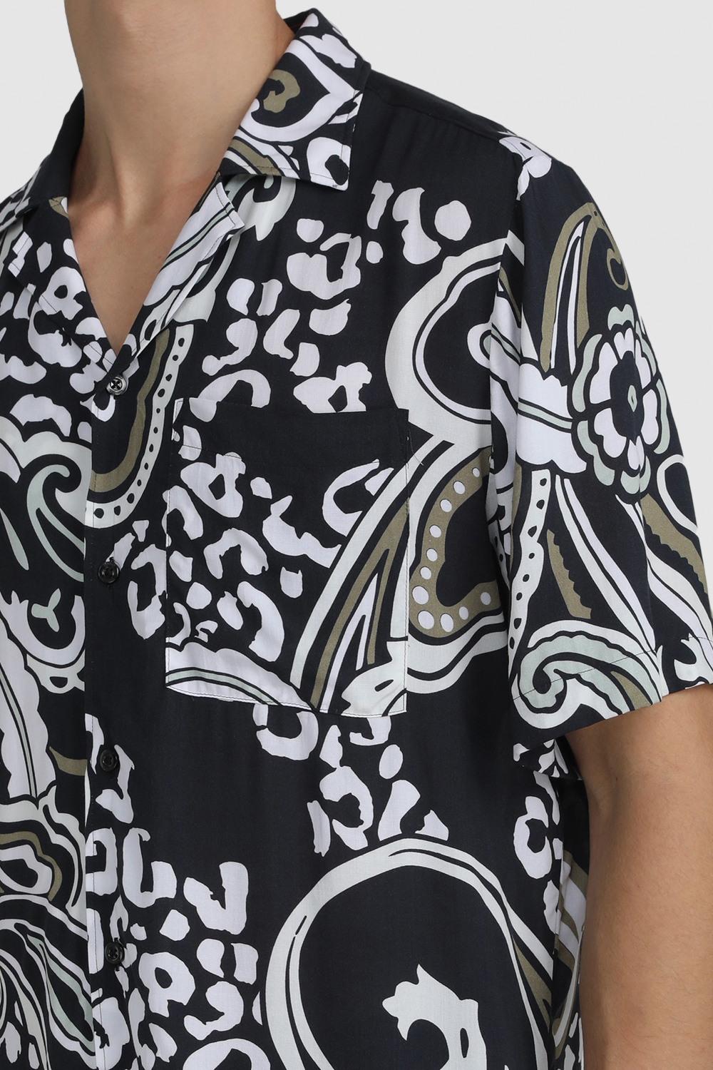 תמונת תקריב דוגמן של חולצת כפתורים