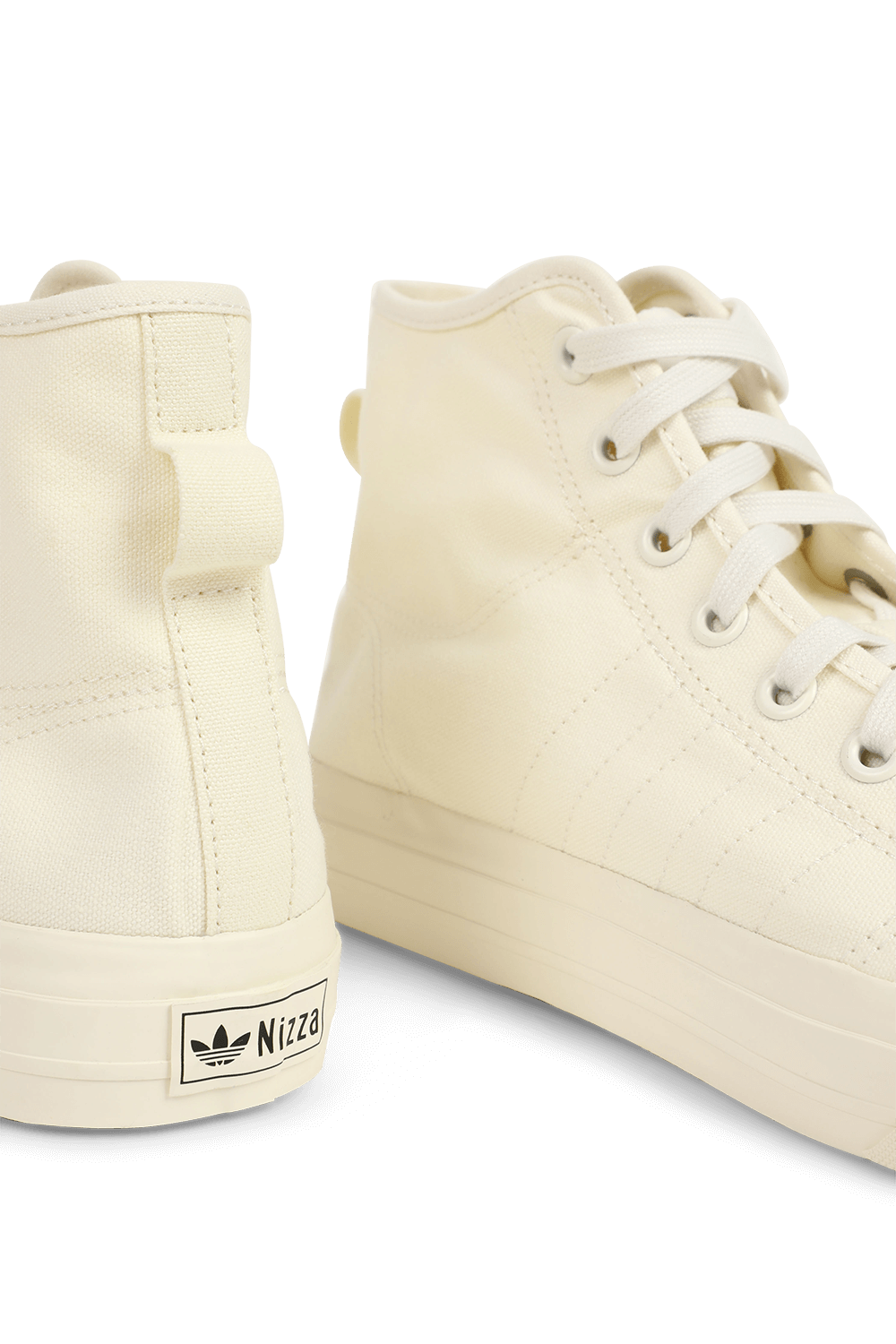 תמונת תקריב של אדידס X פרלי סניקרס ניזה גבוהות