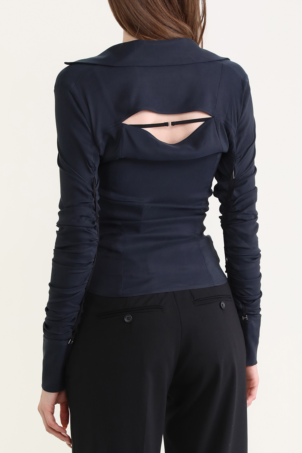 תמונת דוגמן אחורית של חולצה ארוכה בסגירת אבזמים חשופה