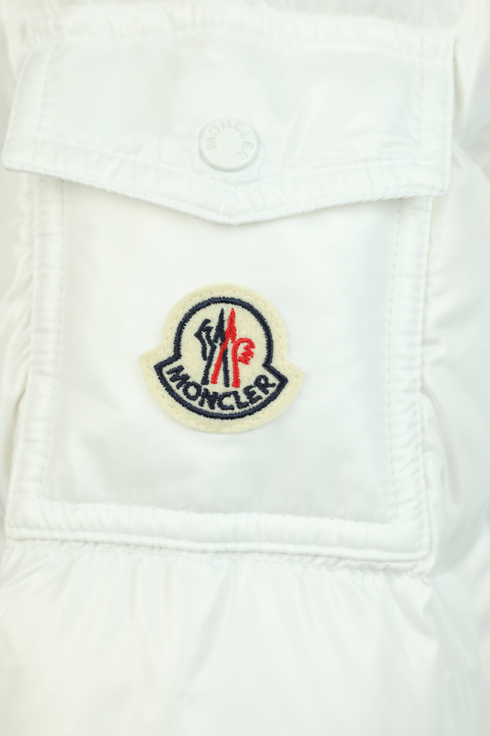 תמונת תקריב של מעיל פאפר מרוכסן בגוון לבן