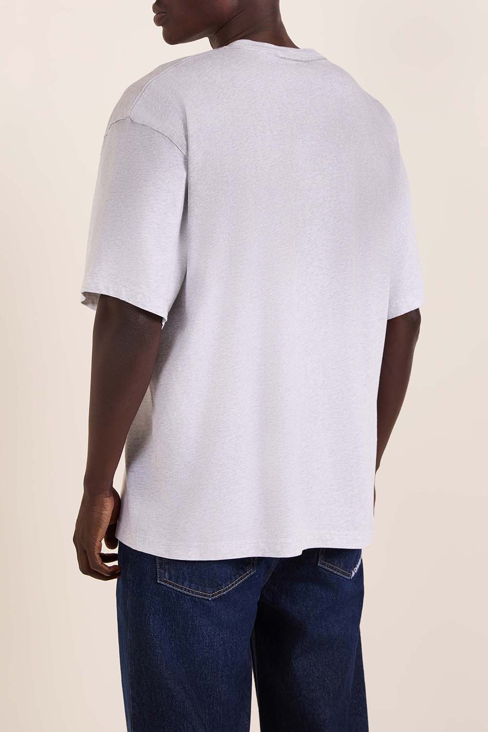 תמונת דוגמן אחורית של חולצת טי