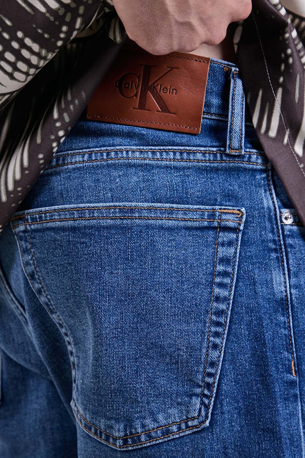 תמונת תקריב דוגמן של מכנסי ג'ינס קצרים