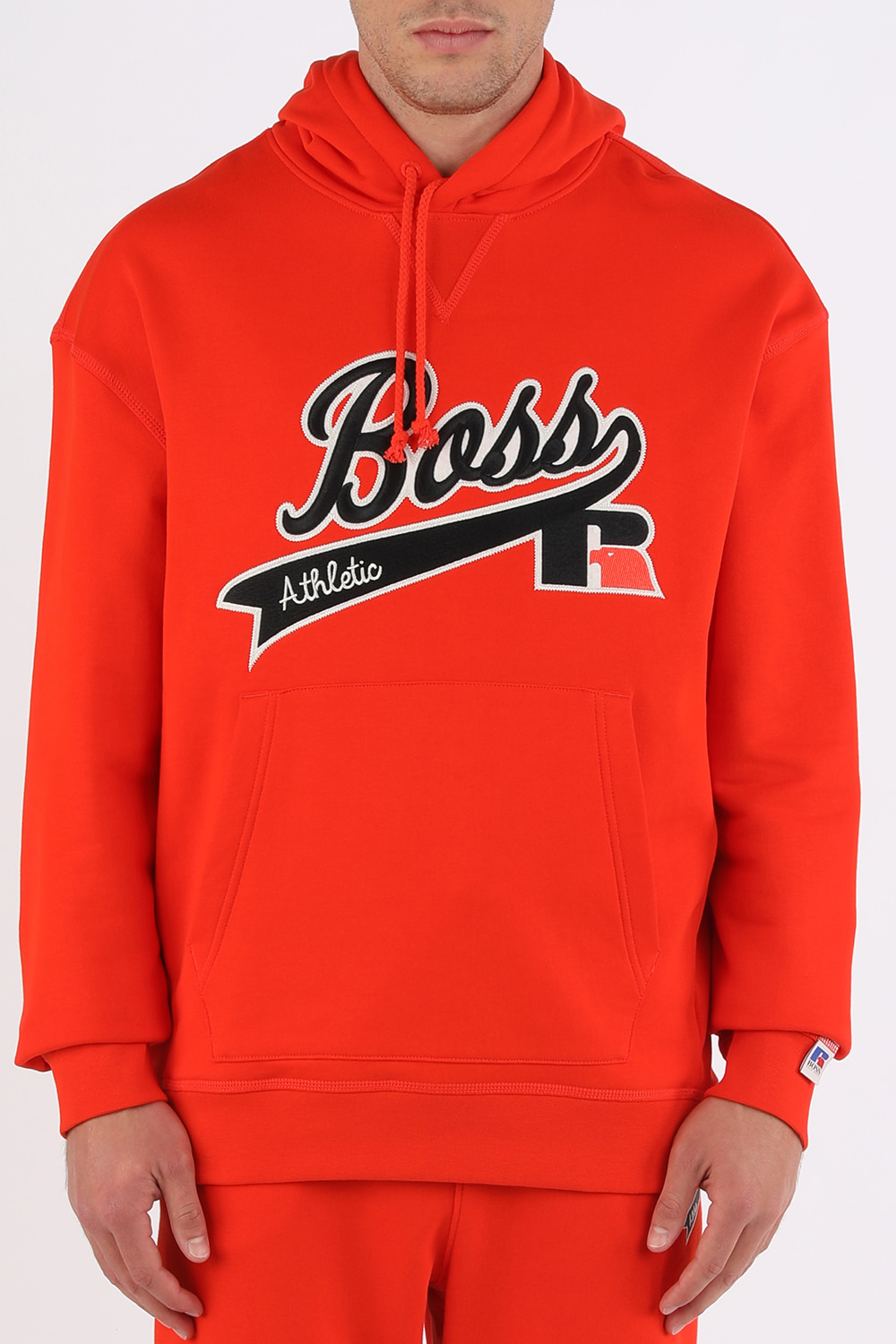 תמונת דוגמן קידמית של בוס X ראסל אתלטיק סווטשירט ממותג עם קפוצ'ון בגוון אדום