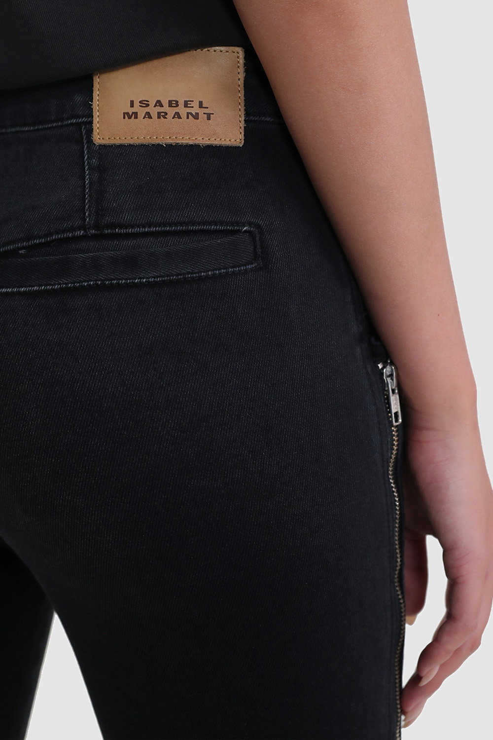 תמונת תקריב דוגמן של מכנסי ג'ינס פרזי סקיני