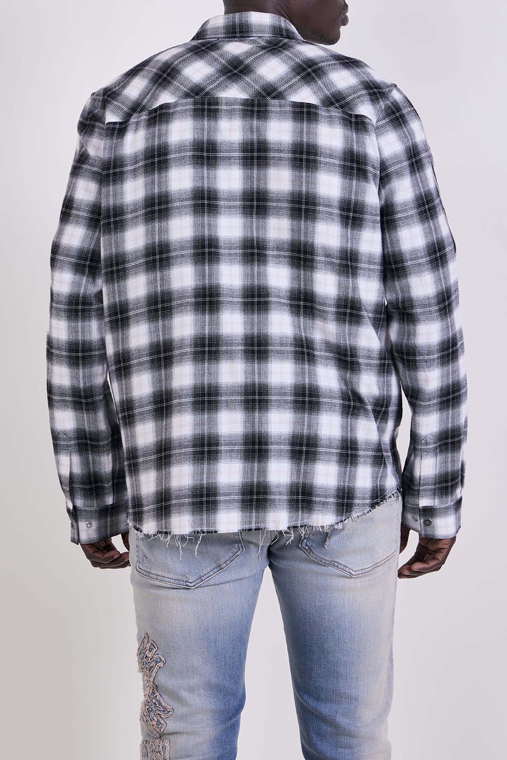 תמונת דוגמן אחורית של חולצה מכופתרת ארוכה