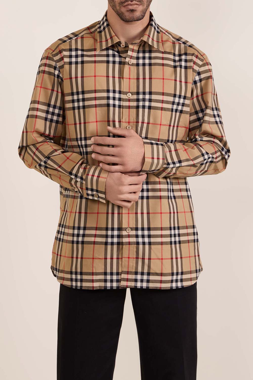 תמונת דוגמן קידמית של חולצת כפתורים