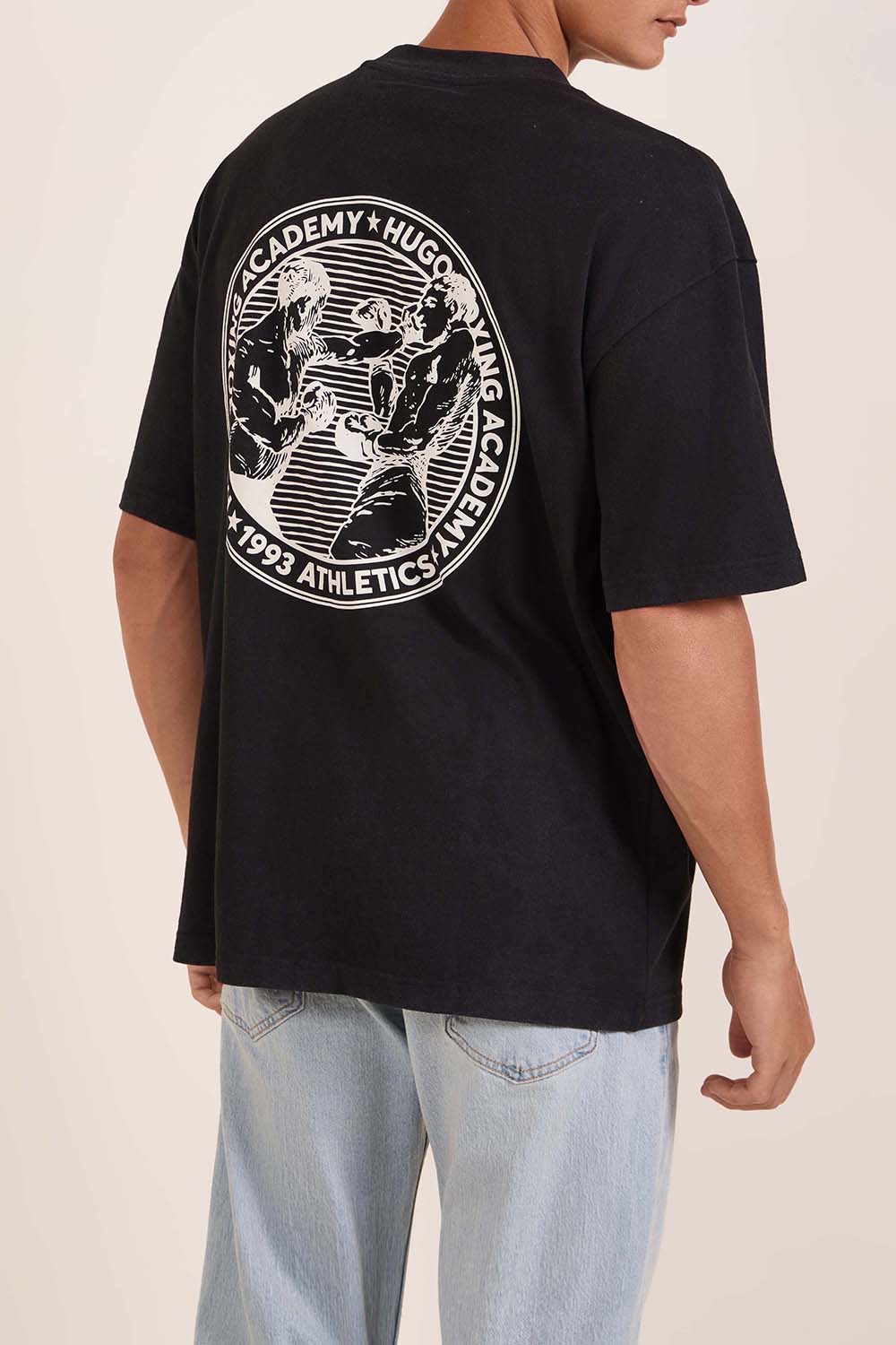 תמונת דוגמן אחורית של חולצת טי