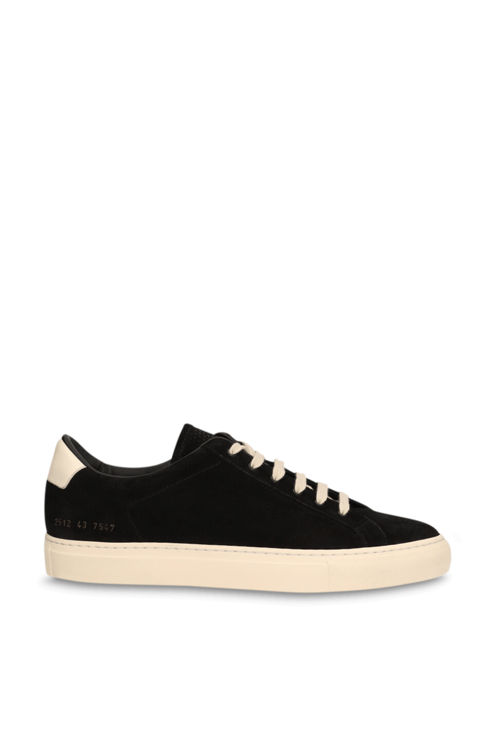 תמונה קידמית של נעלי סניקרס