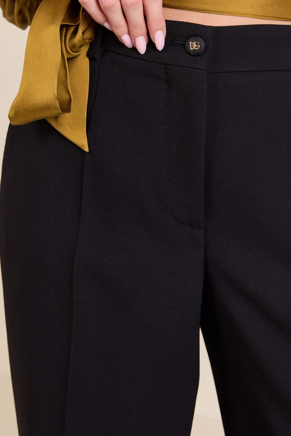 תמונת תקריב דוגמן של מכנסיים ארוכים מצמר