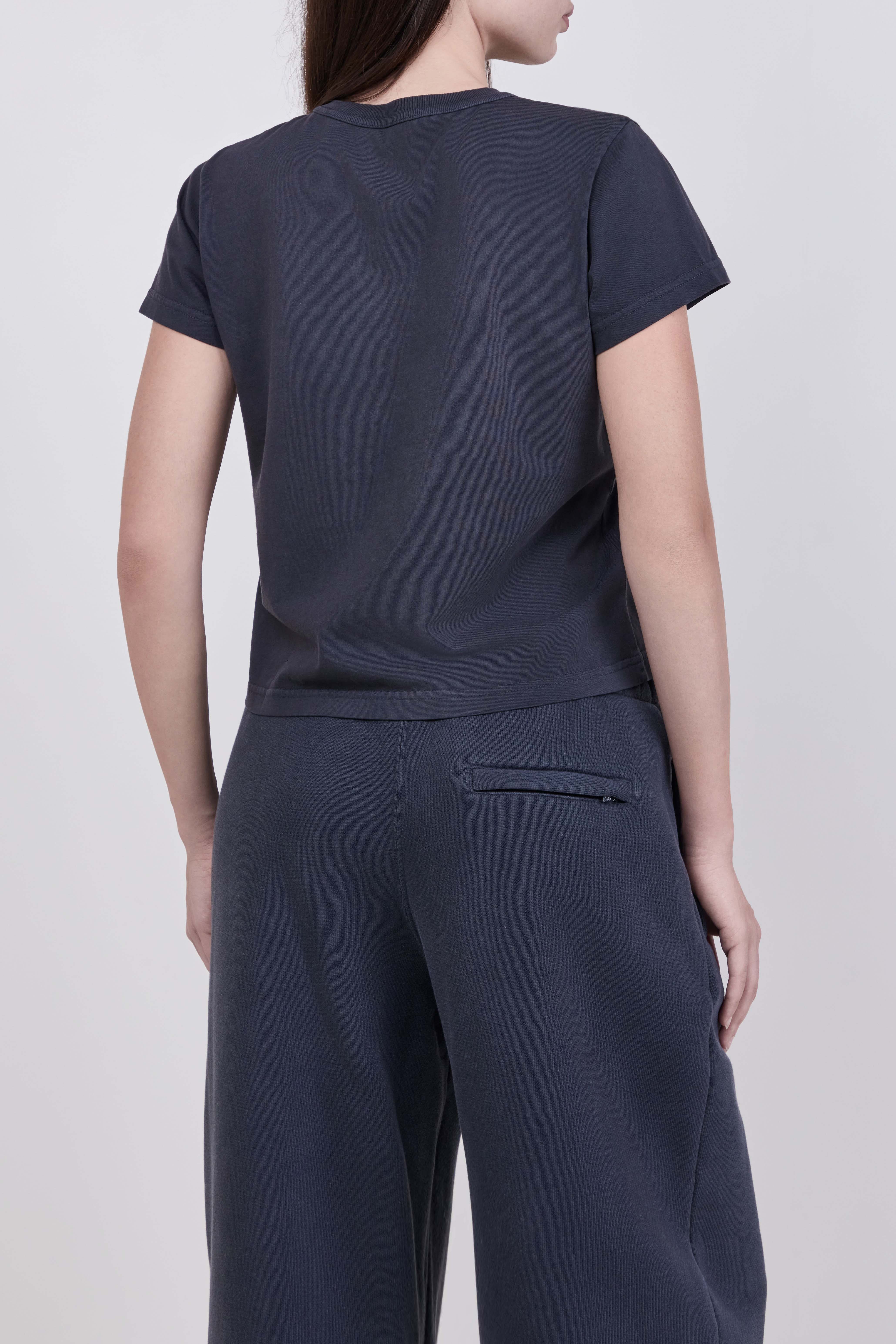 תמונת דוגמן אחורית של חולצת טי