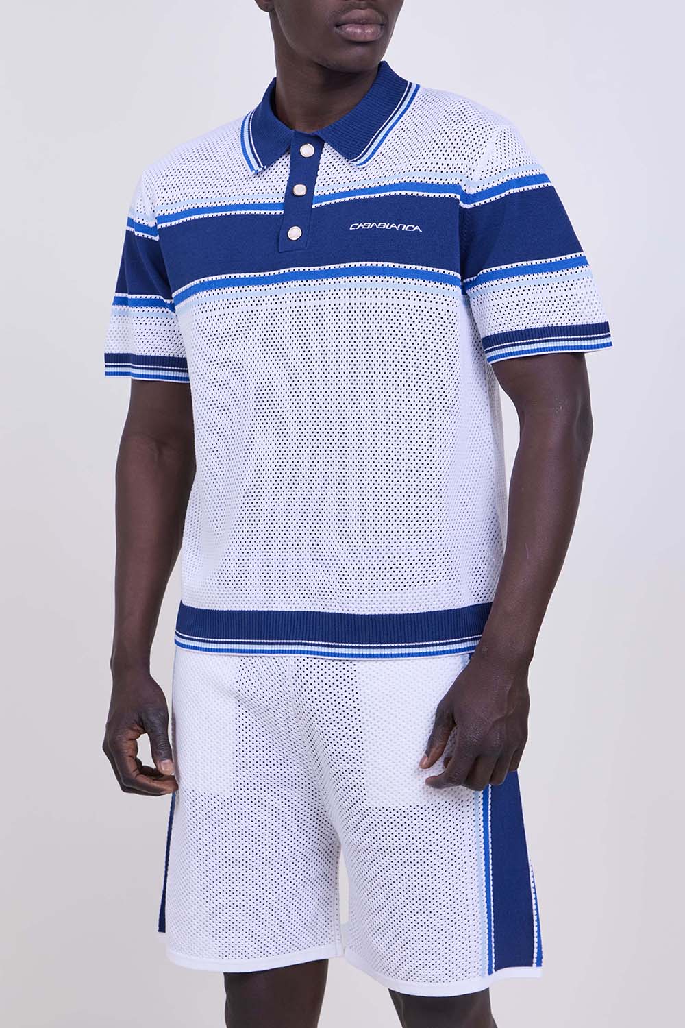 תמונת דוגמן קידמית של חולצת פולו בגזרה משוחררת