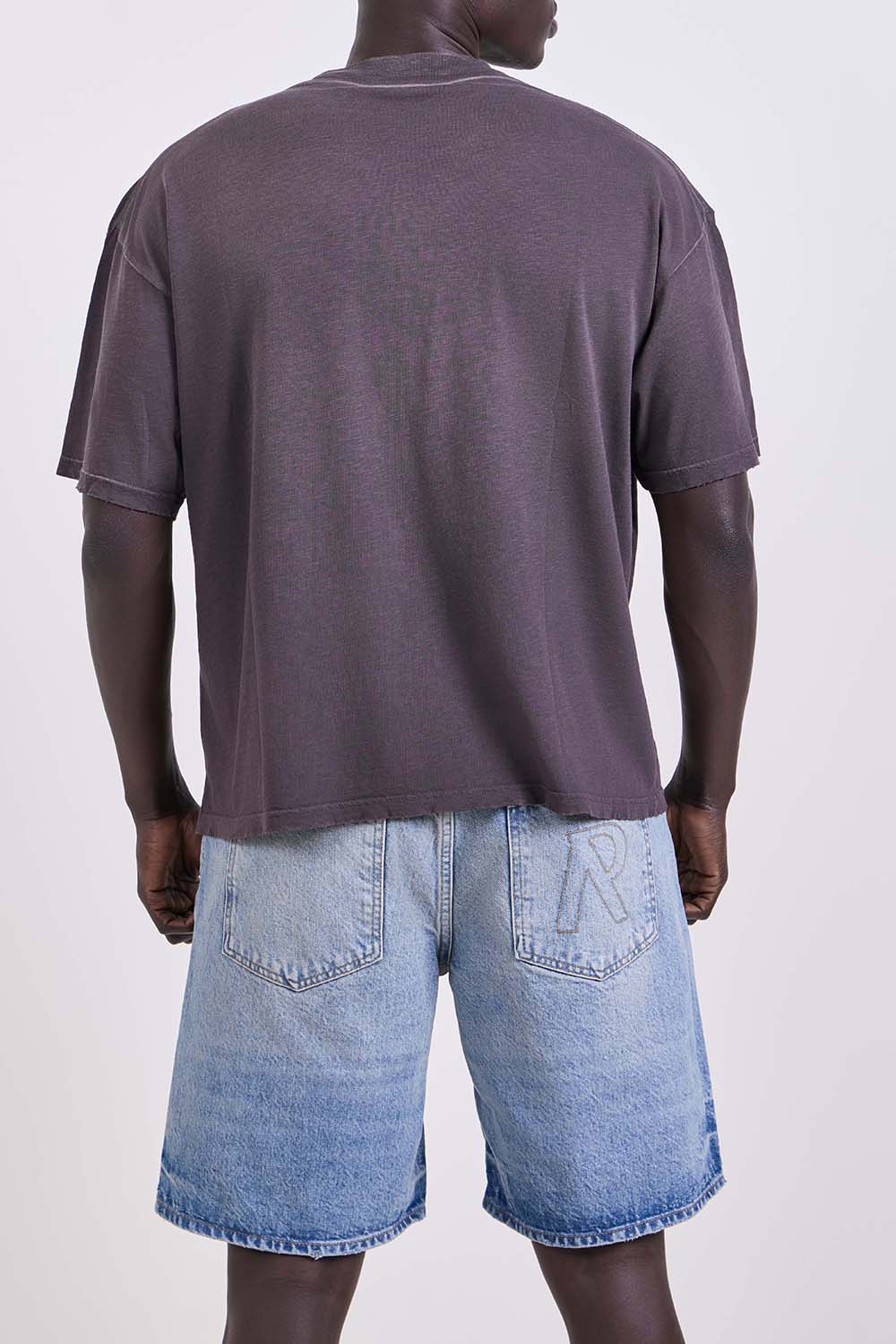 תמונת דוגמן אחורית של חולצת טי